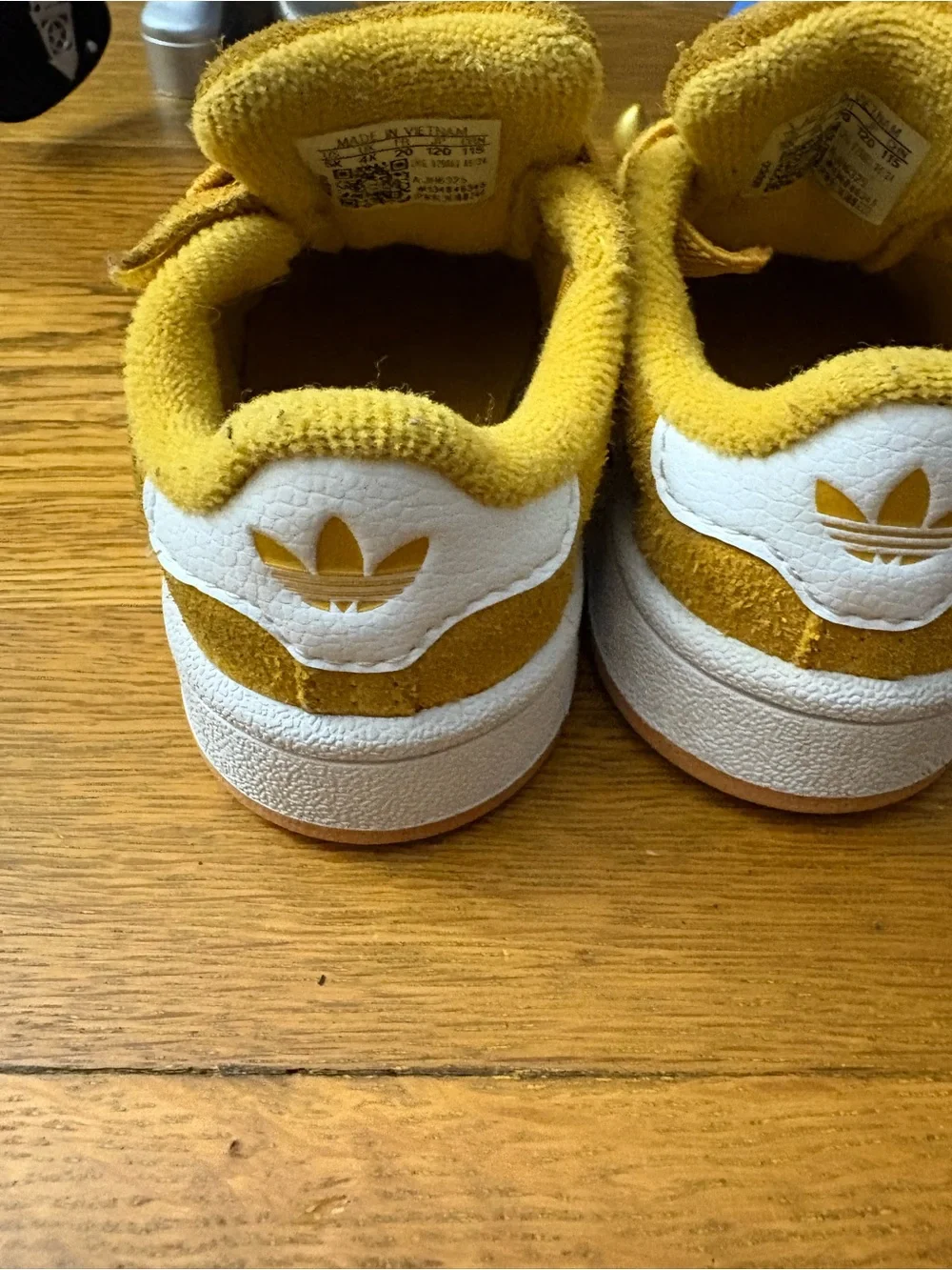 Little kids/Toddler Adidas gold campus sneaks. Size 5.